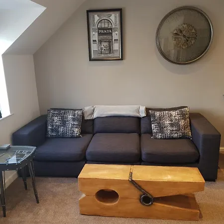 On Windermere, Lovely For 4 With Parking Holiday home