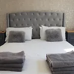 On Windermere, Lovely For 4 With Parking